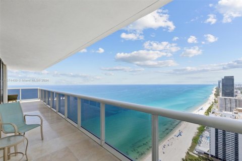 Copropriété à louer à Hallandale Beach, Floride: 3 chambres, 191.84 m2 № 439711 - photo 25