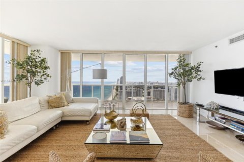 Copropriété à louer à Hallandale Beach, Floride: 3 chambres, 191.84 m2 № 439711 - photo 4