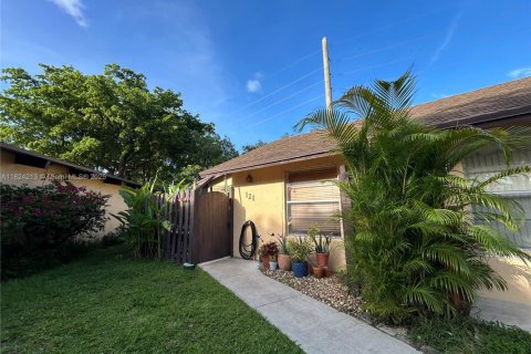 House in Hollywood, Florida 2 bedrooms, 85.47 sq.m. № 1791012 - photo 1