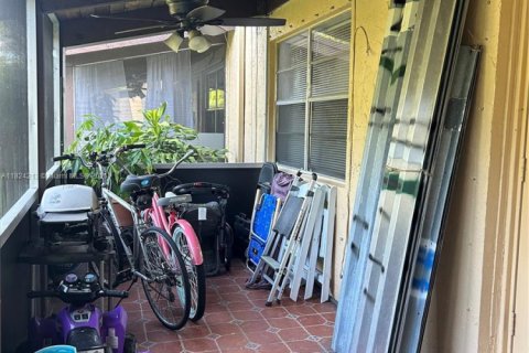 House in Hollywood, Florida 2 bedrooms, 85.47 sq.m. № 1791012 - photo 19