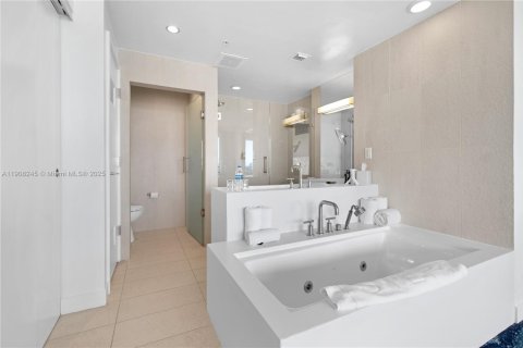 Condominio en venta en Fort Lauderdale, Florida, 2 dormitorios, 123.47 m2 № 2346757 - foto 15