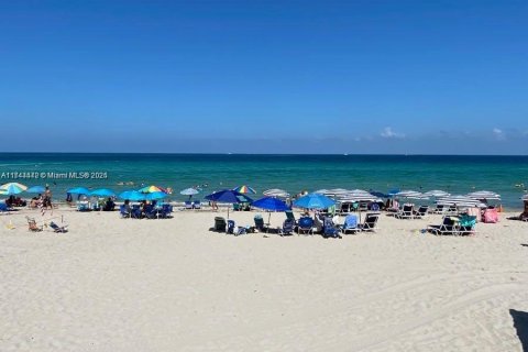 Condo in Hollywood, Florida, 2 bedrooms  № 1729813 - photo 1