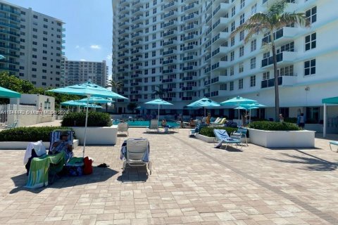 Condo in Hollywood, Florida, 2 bedrooms  № 1729813 - photo 17