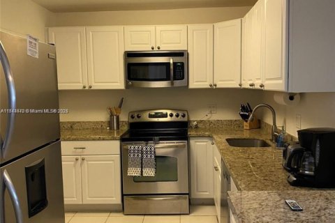 Condo in Hollywood, Florida, 2 bedrooms  № 1729813 - photo 10