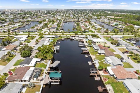 House in Hudson, Florida 2 bedrooms, 159.98 sq.m. № 1915192 - photo 23