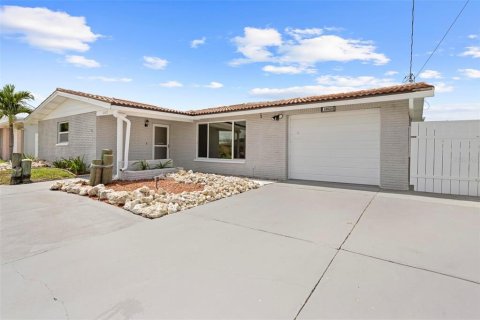 House in Hudson, Florida 2 bedrooms, 159.98 sq.m. № 1915192 - photo 4