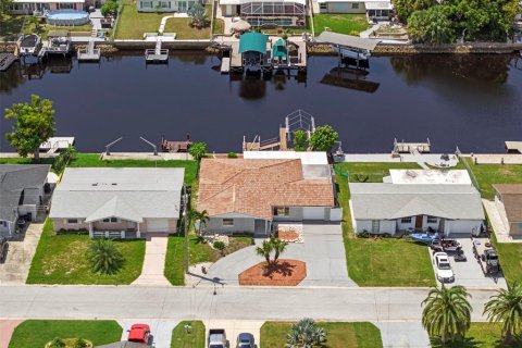 House in Hudson, Florida 2 bedrooms, 159.98 sq.m. № 1915192 - photo 17
