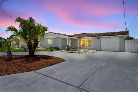 House in Hudson, Florida 2 bedrooms, 159.98 sq.m. № 1915192 - photo 5