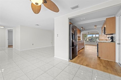 House in Hudson, Florida 2 bedrooms, 159.98 sq.m. № 1915192 - photo 16