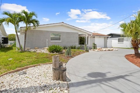 House in Hudson, Florida 2 bedrooms, 159.98 sq.m. № 1915192 - photo 7