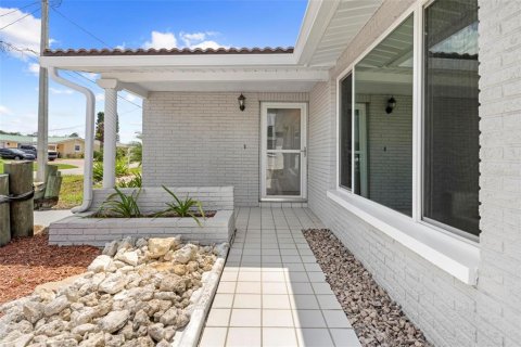House in Hudson, Florida 2 bedrooms, 159.98 sq.m. № 1915192 - photo 9
