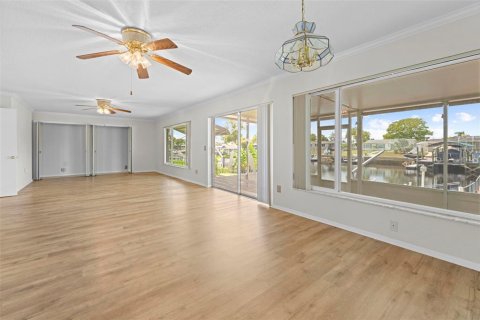 House in Hudson, Florida 2 bedrooms, 159.98 sq.m. № 1915192 - photo 25