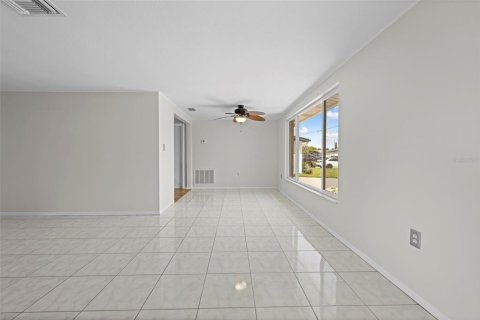 House in Hudson, Florida 2 bedrooms, 159.98 sq.m. № 1915192 - photo 11