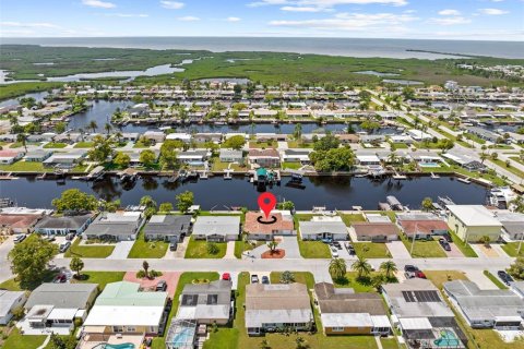 House in Hudson, Florida 2 bedrooms, 159.98 sq.m. № 1915192 - photo 2