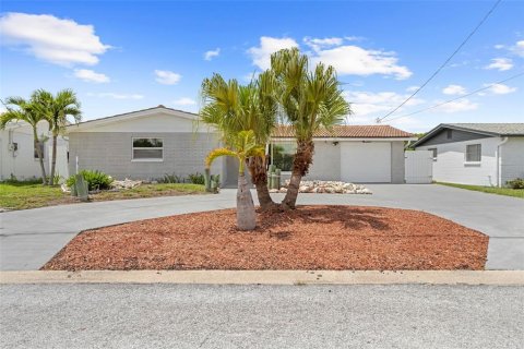 House in Hudson, Florida 2 bedrooms, 159.98 sq.m. № 1915192 - photo 6
