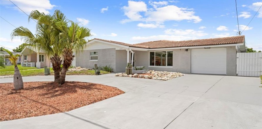 House in Hudson, Florida 2 bedrooms, 159.98 sq.m. № 1915192