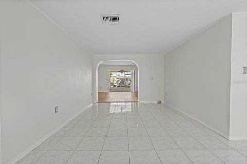 House in Hudson, Florida 2 bedrooms, 159.98 sq.m. № 1915192 - photo 13
