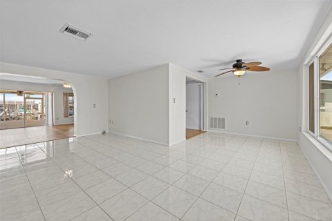House in Hudson, Florida 2 bedrooms, 159.98 sq.m. № 1915192 - photo 12