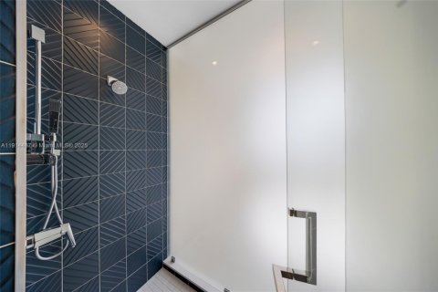 Condo in Miami Beach, Florida, 1 bedroom  № 1970116 - photo 30