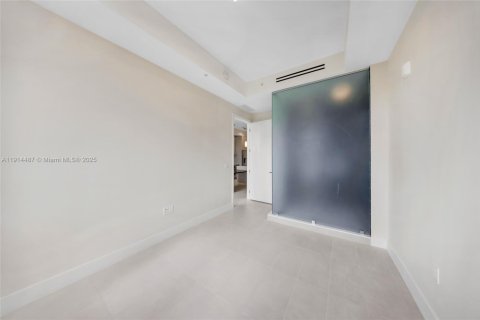 Condo in Miami Beach, Florida, 1 bedroom  № 1970116 - photo 25