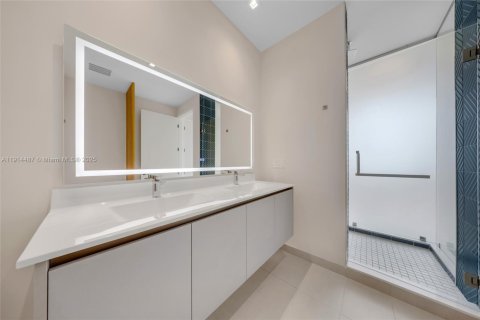 Condo in Miami Beach, Florida, 1 bedroom  № 1970116 - photo 29