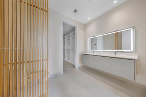 Condo in Miami Beach, Florida, 1 bedroom  № 1970116 - photo 27