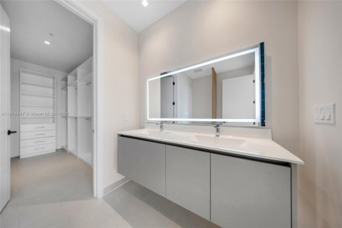 Condo in Miami Beach, Florida, 1 bedroom  № 1970116 - photo 28