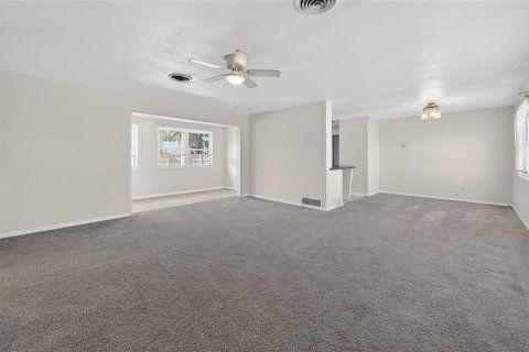 House in Edgewater, Florida 2 bedrooms, 111.39 sq.m. № 2130257 - photo 4