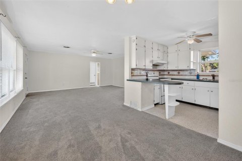 House in Edgewater, Florida 2 bedrooms, 111.39 sq.m. № 2130257 - photo 9