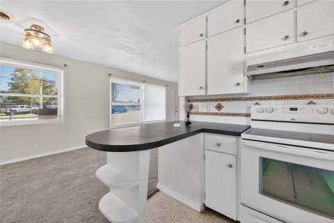 House in Edgewater, Florida 2 bedrooms, 111.39 sq.m. № 2130257 - photo 10
