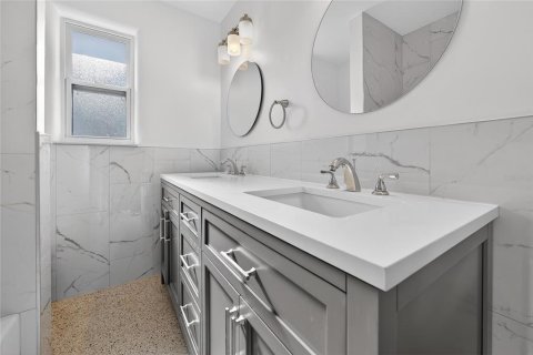 House in Edgewater, Florida 2 bedrooms, 111.39 sq.m. № 2130257 - photo 13