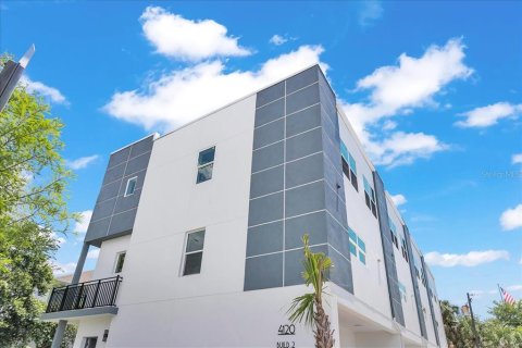 Adosado en alquiler en Tampa, Florida, 4 dormitorios, 189.33 m2 № 1797988 - foto 1