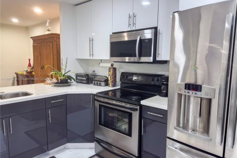 Купить таунхаус в Майами, Флорида 2 спальни, 97.55м2, № 1933007 - фото 9