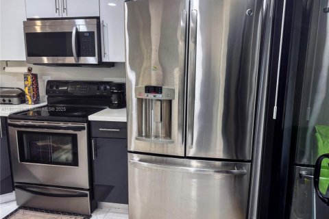 Купить таунхаус в Майами, Флорида 2 спальни, 97.55м2, № 1933007 - фото 3