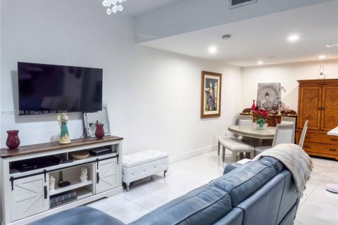Купить таунхаус в Майами, Флорида 2 спальни, 97.55м2, № 1933007 - фото 1