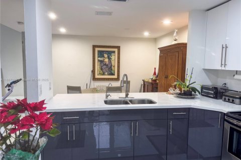 Купить таунхаус в Майами, Флорида 2 спальни, 97.55м2, № 1933007 - фото 4