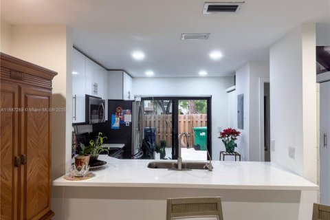 Купить таунхаус в Майами, Флорида 2 спальни, 97.55м2, № 1933007 - фото 11