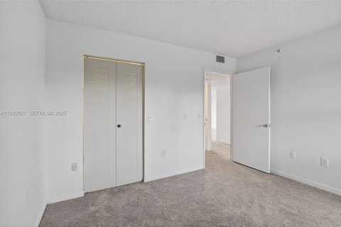 Condo in Pembroke Pines, Florida, 2 bedrooms  № 1991045 - photo 24