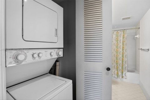 Condo in Pembroke Pines, Florida, 2 bedrooms  № 1991045 - photo 27