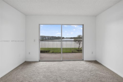 Condo in Pembroke Pines, Florida, 2 bedrooms  № 1991045 - photo 11