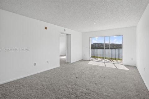 Condo in Pembroke Pines, Florida, 2 bedrooms  № 1991045 - photo 12