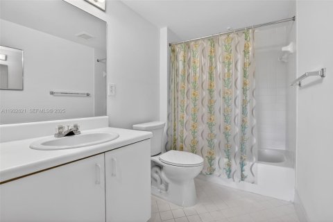Condo in Pembroke Pines, Florida, 2 bedrooms  № 1991045 - photo 26