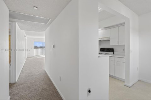 Condo in Pembroke Pines, Florida, 2 bedrooms  № 1991045 - photo 3