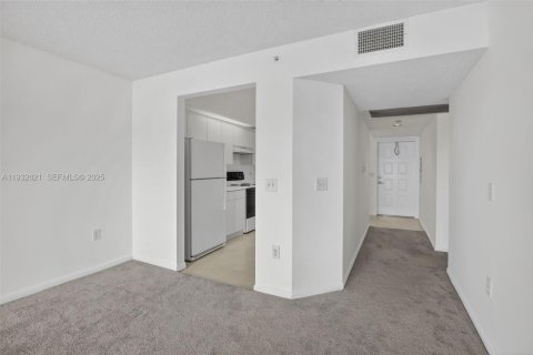 Condo in Pembroke Pines, Florida, 2 bedrooms  № 1991045 - photo 9
