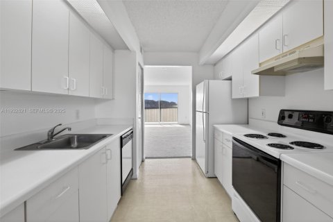 Condo in Pembroke Pines, Florida, 2 bedrooms  № 1991045 - photo 7