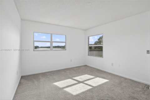Condo in Pembroke Pines, Florida, 2 bedrooms  № 1991045 - photo 16