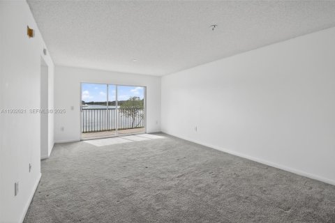 Condo in Pembroke Pines, Florida, 2 bedrooms  № 1991045 - photo 10