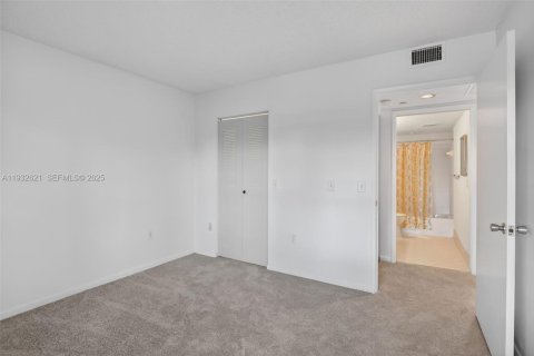 Condo in Pembroke Pines, Florida, 2 bedrooms  № 1991045 - photo 23