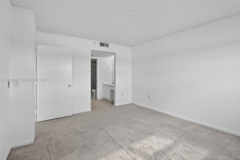 Condo in Pembroke Pines, Florida, 2 bedrooms  № 1991045 - photo 18