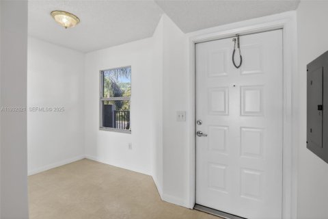 Condo in Pembroke Pines, Florida, 2 bedrooms  № 1991045 - photo 4